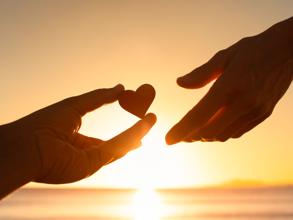 accompagnement particulier pour ÉClaire Immo. Deux mains dont l'une tend un coeur