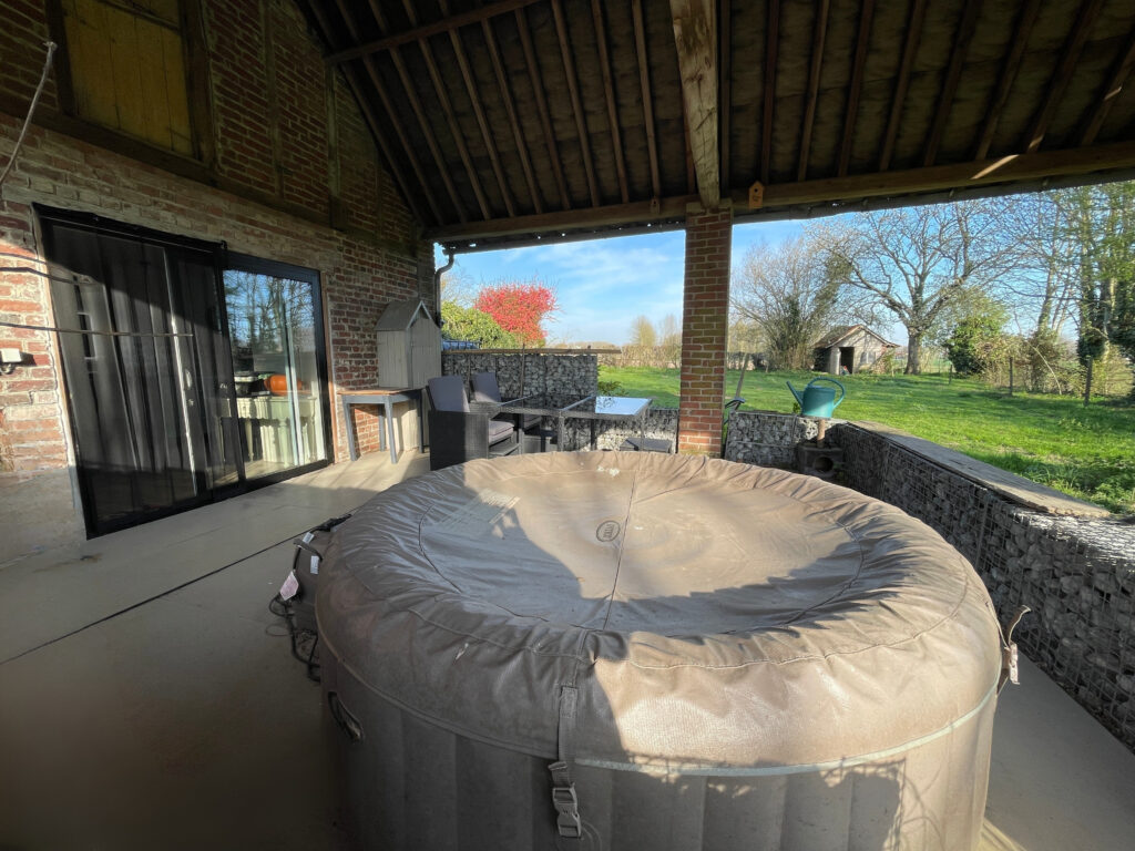 Terrasse du studio indépendant, orientée vers les champs, à l’abri des regards, idéale pour un espace extérieur privé