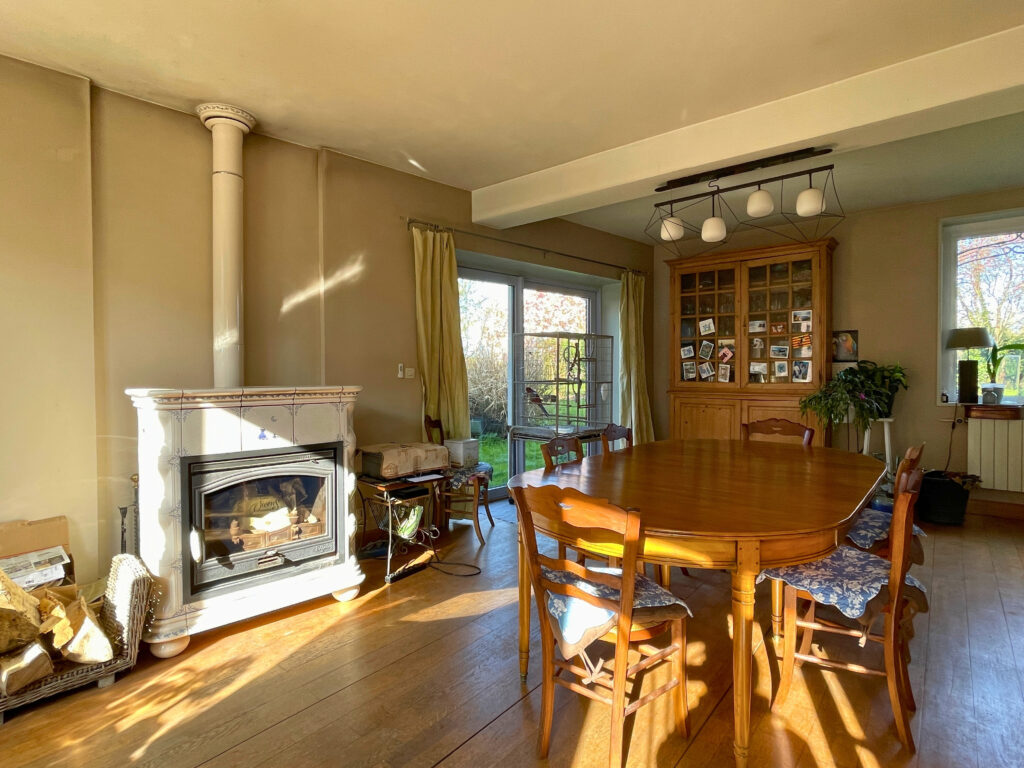 Salle à manger distincte, avec accès depuis l’entrée et proximité du salon, offrant un espace repas confortable et lumineux