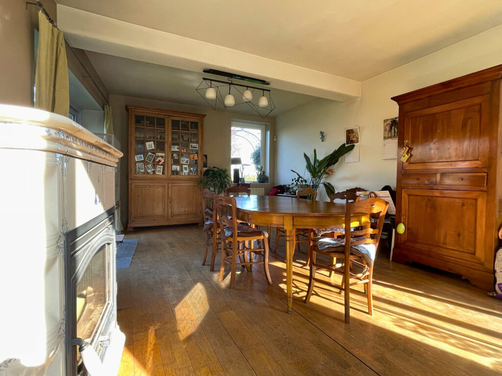 Salle à manger accueillante et indépendante, idéale pour les repas en famille, avec beaux volumes et lumière traversante