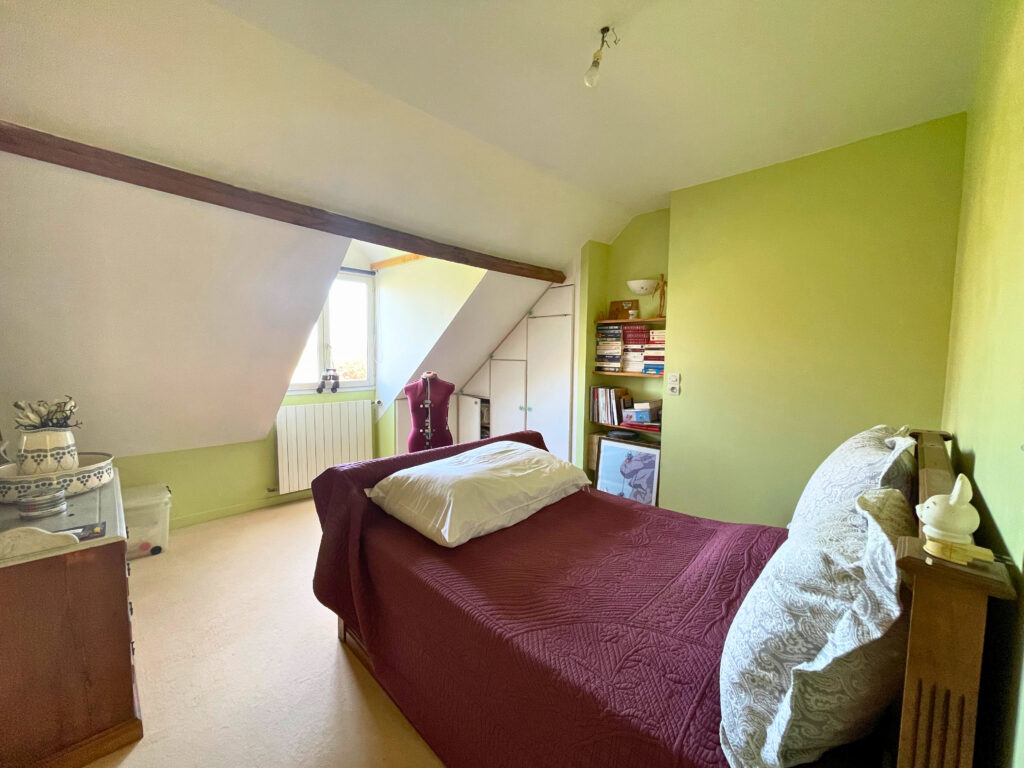 Chambre avec rangements intégrés, lumineuse et aménagement pratique, parfaite pour une chambre d’ado ou d’amis