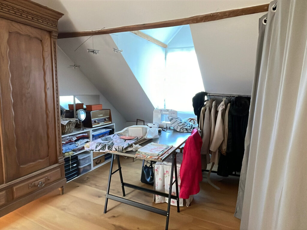 Espace actuellement utilisé comme coin couture, situé sur le palier, avec arrivée d’eau permettant la création d’une future salle d’eau