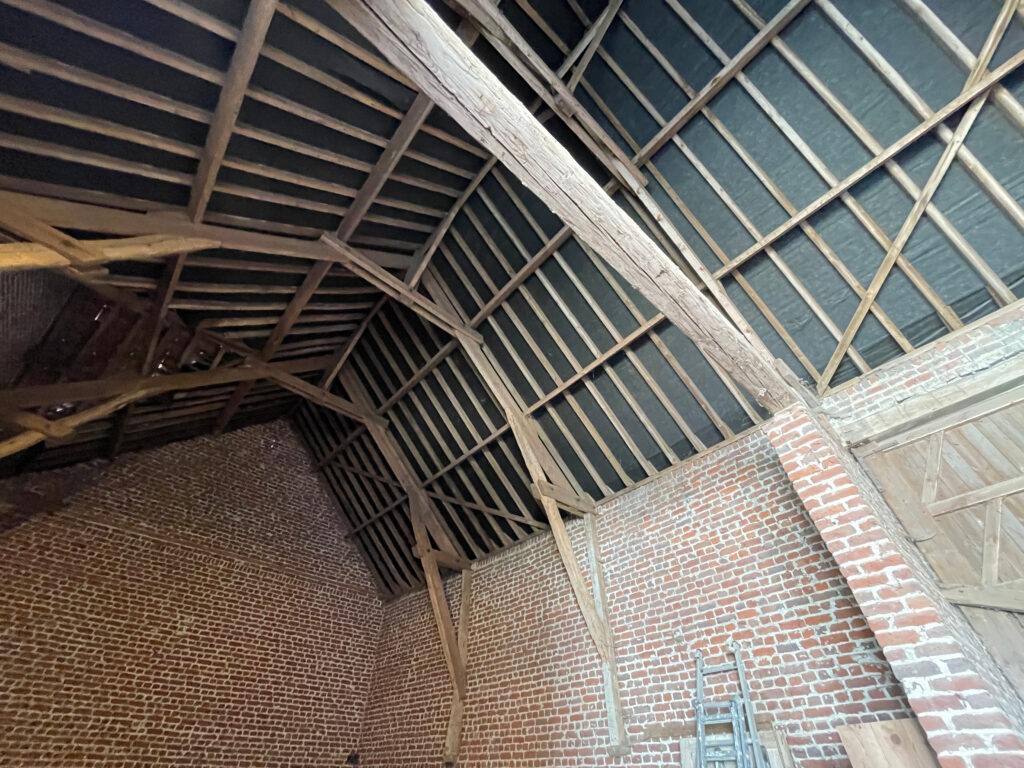 Grange indépendante avec grande hauteur sous toiture, couverture en tuiles avec écran de sous-toiture apparent, offrant un volume remarquable 155 m2 au sol