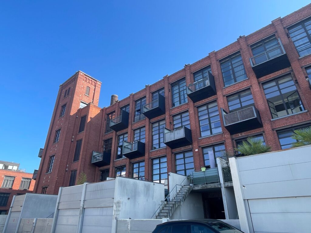 Façade côté rue des Grands Jacquards, briques rouges, balcons