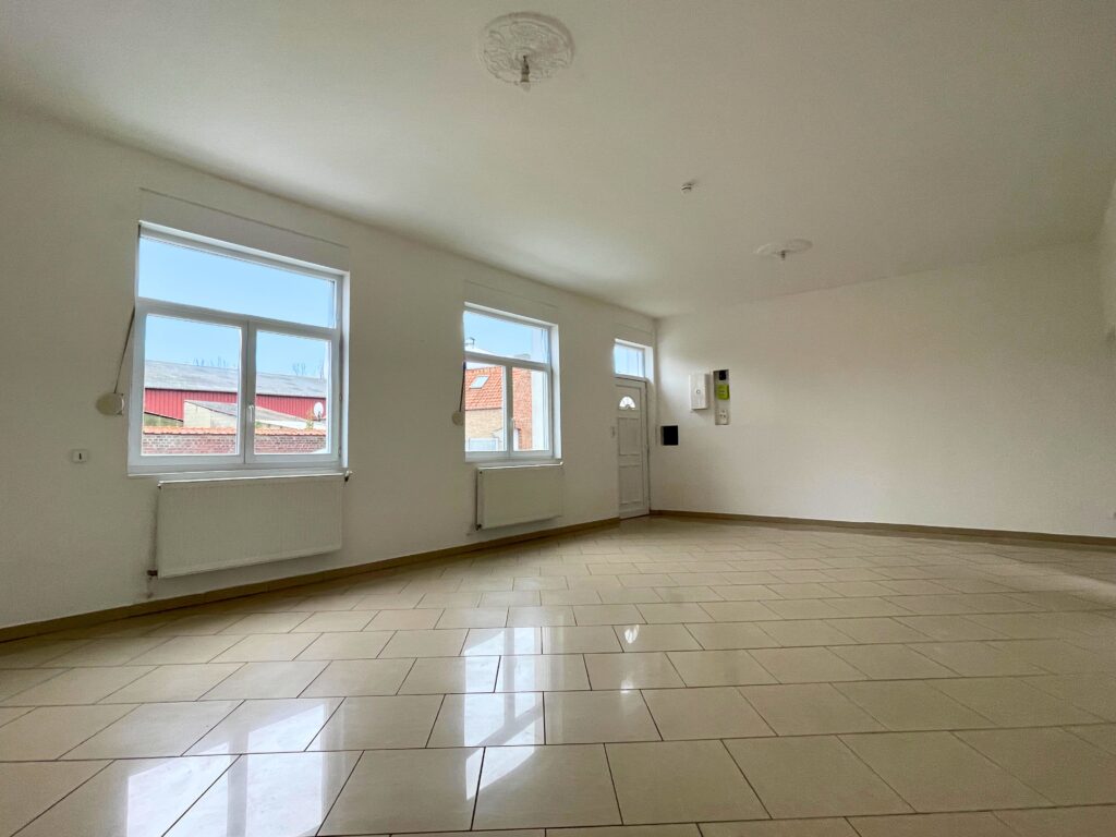 Salon-séjour traversant exposé sud, grandes fenêtres PVC double vitrage, maison à vendre à Raimbeaucourt