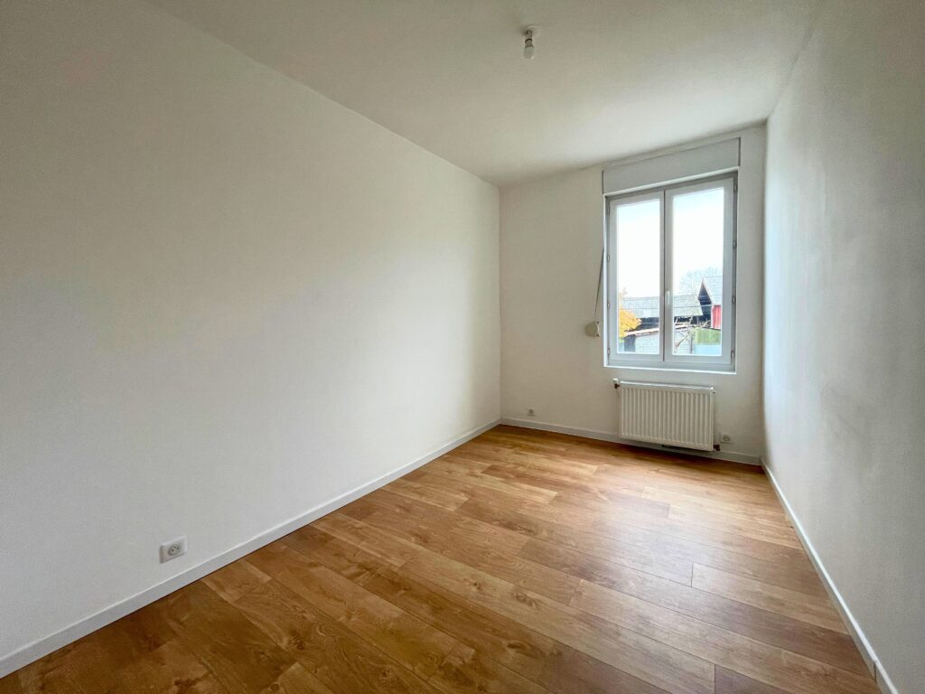 Chambre rénovée de 9,3 m² avec joli parquet clair et fenêtre double vitrage, maison à vendre à Raimbeaucourt