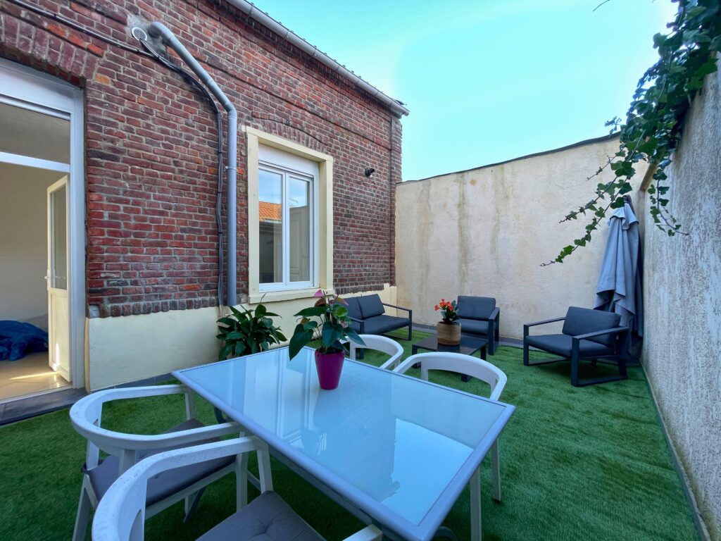 Un extérieur suffisant pour partager des repas, recevoir ou simplement profiter d’un espace dehors. Une alternative intéressante pour les acquéreurs souhaitant un extérieur sans les contraintes d’un jardin.